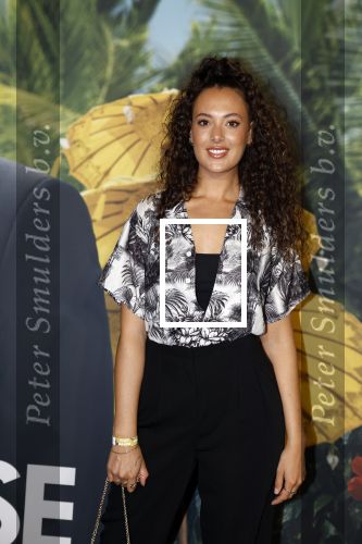 Amsterdam 25 september 2022
Premiere ticket to paradise in Tuschinski.
Zoey Ivory (rechts) met haar zus Whitney van der Koelen en haar ouders