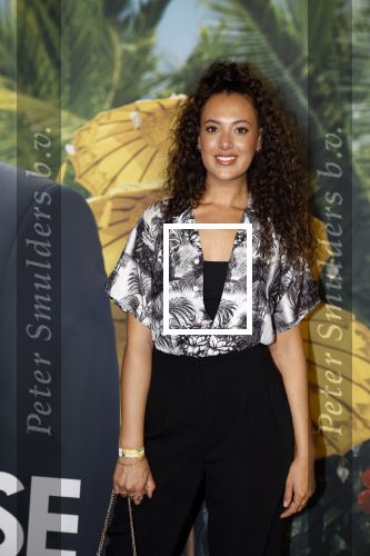Amsterdam 25 september 2022
Premiere ticket to paradise in Tuschinski.
Zoey Ivory (rechts) met haar zus Whitney van der Koelen en haar ouders