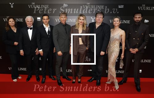 Amsterdam 11 september 2023
Premiere de Vuurlinie in Thuschinski Amsterdam . Angela Schijf draagt sieranden van Prinses Margarita.
Premiere de Vuurlinie, Roel ReinÃ© (regie), Waldemar Torenstra, Sallie Harmsen, Jeroen Spitzenberger, Angela Schijf, Tibor Lukacz, Huub Stapel, Pepijn Schoneveld,Steef de Bot, Tim Olivier Somer, met in het midden Marco Kroon en partner Mirjam van den Hoven