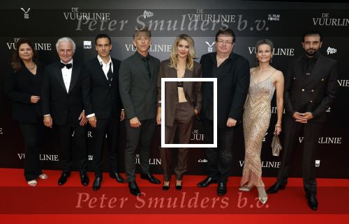 Amsterdam 11 september 2023
Premiere de Vuurlinie in Thuschinski Amsterdam . Angela Schijf draagt sieranden van Prinses Margarita.
Premiere de Vuurlinie, Roel ReinÃ© (regie), Waldemar Torenstra, Sallie Harmsen, Jeroen Spitzenberger, Angela Schijf, Tibor Lukacz, Huub Stapel, Pepijn Schoneveld,Steef de Bot, Tim Olivier Somer, met in het midden Marco Kroon en partner Mirjam van den Hoven
