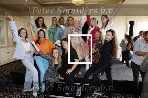 Noordwijk 18 september 2023
Boekpresentatie Annette Wijdom bij Huis ter Duin . Prinses Margarita kreeg eerste exemplaar. Annette Wijdom met fafa dansers