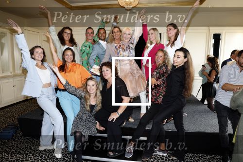 Noordwijk 18 september 2023
Boekpresentatie Annette Wijdom bij Huis ter Duin . Prinses Margarita kreeg eerste exemplaar. Annette Wijdom met fafa dansers