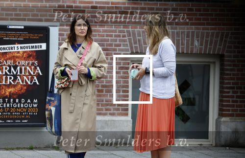 Amsterdam 20 september 2023
Carice v Houten op straat in Amsterdam zuid.