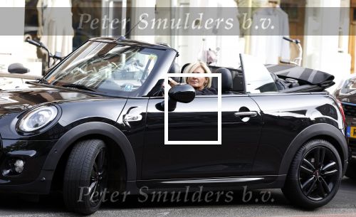 Amsterdam 11 september 2023
Caroline Tensen in haar mini cooper Cabrio  op beethovenstraat