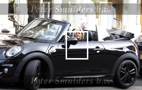 Amsterdam 11 september 2023
Caroline Tensen in haar mini cooper Cabrio  op beethovenstraat