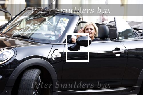 Amsterdam 11 september 2023
Caroline Tensen in haar mini cooper Cabrio  op beethovenstraat
