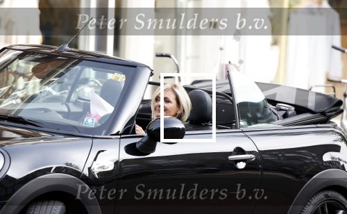 Amsterdam 11 september 2023
Caroline Tensen in haar mini cooper Cabrio  op beethovenstraat