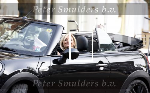 Amsterdam 11 september 2023
Caroline Tensen in haar mini cooper Cabrio  op beethovenstraat