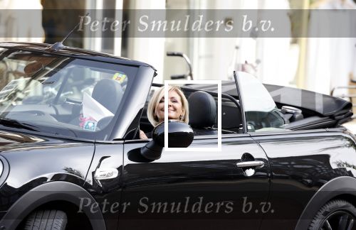 Amsterdam 11 september 2023
Caroline Tensen in haar mini cooper Cabrio  op beethovenstraat