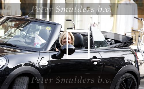 Amsterdam 11 september 2023
Caroline Tensen in haar mini cooper Cabrio  op beethovenstraat