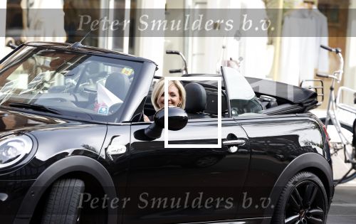 Amsterdam 11 september 2023
Caroline Tensen in haar mini cooper Cabrio  op beethovenstraat