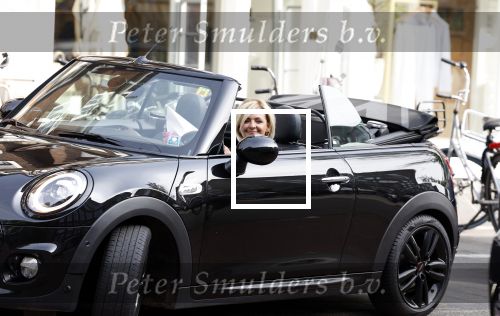 Amsterdam 11 september 2023
Caroline Tensen in haar mini cooper Cabrio  op beethovenstraat