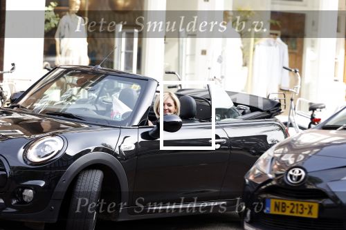 Amsterdam 11 september 2023
Caroline Tensen in haar mini cooper Cabrio  op beethovenstraat