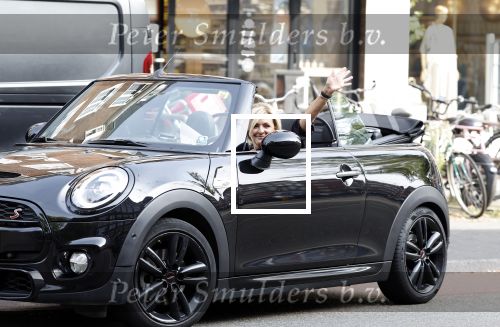 Amsterdam 11 september 2023
Caroline Tensen in haar mini cooper Cabrio  op beethovenstraat