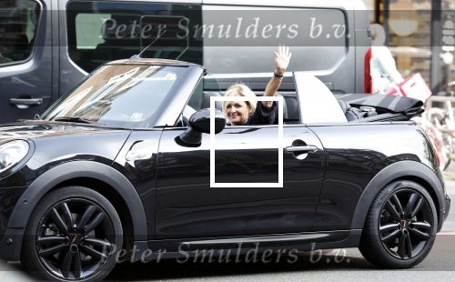 Amsterdam 11 september 2023
Caroline Tensen in haar mini cooper Cabrio  op beethovenstraat
