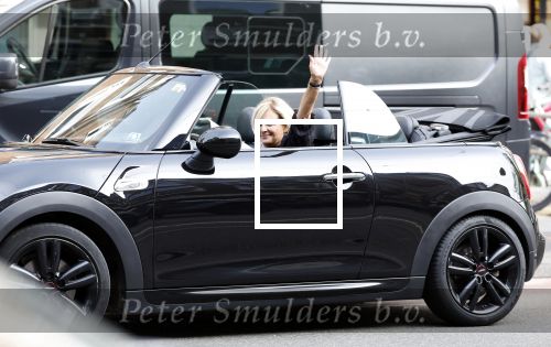 Amsterdam 11 september 2023
Caroline Tensen in haar mini cooper Cabrio  op beethovenstraat