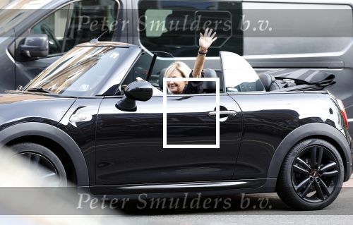Amsterdam 11 september 2023
Caroline Tensen in haar mini cooper Cabrio  op beethovenstraat