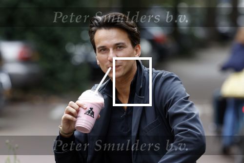 Amsterdam 25 augustus 2023
Danilo Kuiters drinkt sapje op de cornelis schuytstraat.
