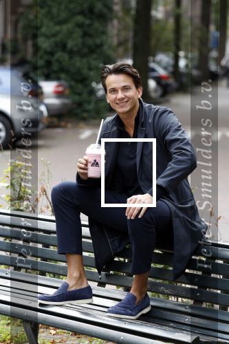 Amsterdam 25 augustus 2023
Danilo Kuiters drinkt sapje op de cornelis schuytstraat.