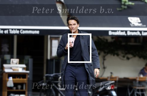 Amsterdam 25 augustus 2023
Danilo Kuiters drinkt sapje op de cornelis schuytstraat.