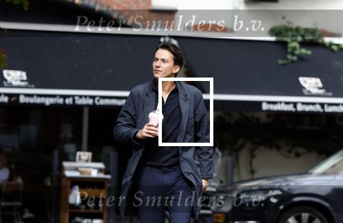 Amsterdam 25 augustus 2023
Danilo Kuiters drinkt sapje op de cornelis schuytstraat.