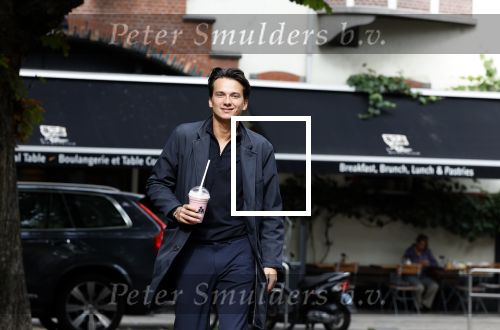 Amsterdam 25 augustus 2023
Danilo Kuiters drinkt sapje op de cornelis schuytstraat.