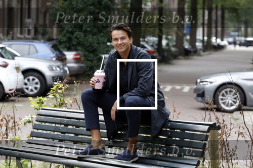Amsterdam 25 augustus 2023
Danilo Kuiters drinkt sapje op de cornelis schuytstraat.