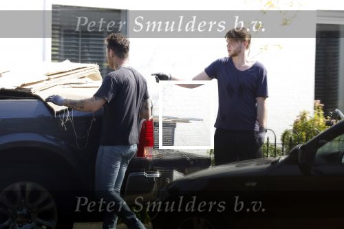 Abcoude 16 september 2023
Douwe Bob zijn vriendin met zoontje gaan verhuizen naar Abcoude . Ze hebben een huis gekocht aan het Gein .