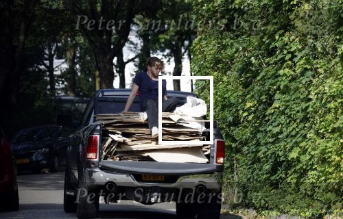 Abcoude 16 september 2023
Douwe Bob zijn vriendin met zoontje gaan verhuizen naar Abcoude . Ze hebben een huis gekocht aan het Gein .
