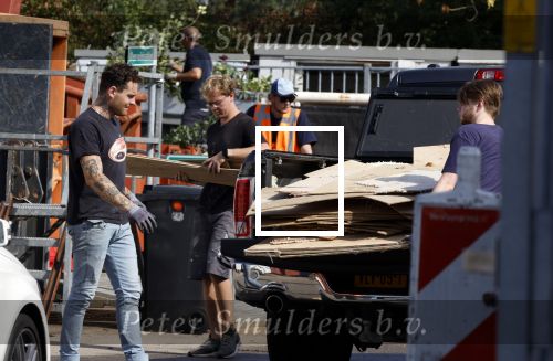 Abcoude 16 september 2023
Douwe Bob zijn vriendin met zoontje gaan verhuizen naar Abcoude . Ze hebben een huis gekocht aan het Gein .