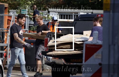 Abcoude 16 september 2023
Douwe Bob zijn vriendin met zoontje gaan verhuizen naar Abcoude . Ze hebben een huis gekocht aan het Gein .