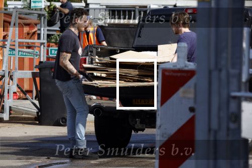 Abcoude 16 september 2023
Douwe Bob zijn vriendin met zoontje gaan verhuizen naar Abcoude . Ze hebben een huis gekocht aan het Gein .