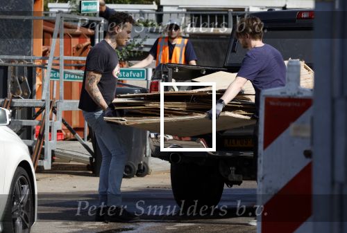 Abcoude 16 september 2023
Douwe Bob zijn vriendin met zoontje gaan verhuizen naar Abcoude . Ze hebben een huis gekocht aan het Gein .