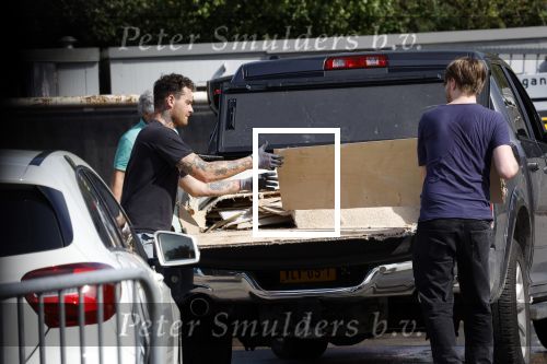 Abcoude 16 september 2023
Douwe Bob zijn vriendin met zoontje gaan verhuizen naar Abcoude . Ze hebben een huis gekocht aan het Gein .