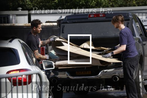 Abcoude 16 september 2023
Douwe Bob zijn vriendin met zoontje gaan verhuizen naar Abcoude . Ze hebben een huis gekocht aan het Gein .