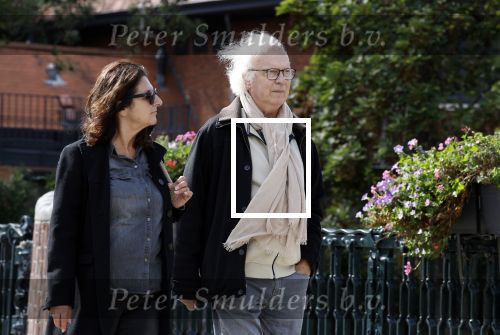 Amsterdam 18 september 2023
Eddy habbema met zijn vrouw op straat in Amsterdam zuid