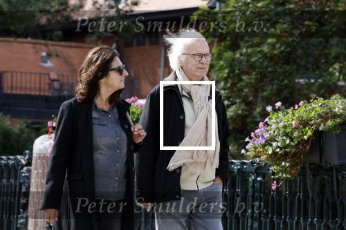 Amsterdam 18 september 2023
Eddy habbema met zijn vrouw op straat in Amsterdam zuid