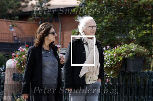 Amsterdam 18 september 2023
Eddy habbema met zijn vrouw op straat in Amsterdam zuid