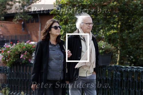 Amsterdam 18 september 2023
Eddy habbema met zijn vrouw op straat in Amsterdam zuid