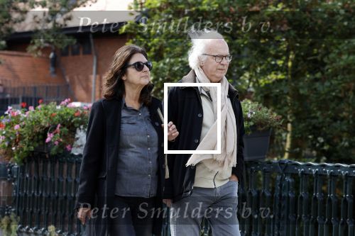 Amsterdam 18 september 2023
Eddy habbema met zijn vrouw op straat in Amsterdam zuid