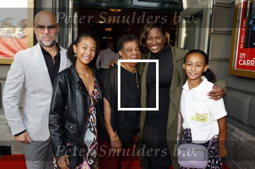 Amsterdam 31 augustus 2023
Premiere het grootste zwanenmeer ter wereld in Carre.
edsilia Rombley bkwam met haar man Tjeerd Oosterhuis hun kinderen en haar moeder