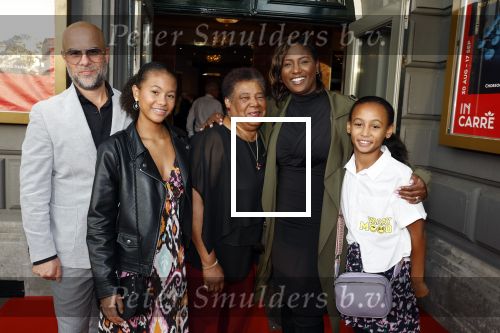 Amsterdam 31 augustus 2023
Premiere het grootste zwanenmeer ter wereld in Carre.
edsilia Rombley bkwam met haar man Tjeerd Oosterhuis hun kinderen en haar moeder