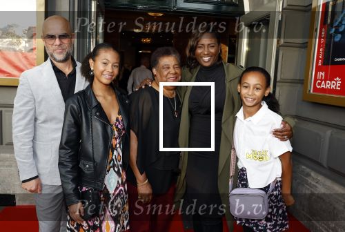 Amsterdam 31 augustus 2023
Premiere het grootste zwanenmeer ter wereld in Carre.
edsilia Rombley bkwam met haar man Tjeerd Oosterhuis hun kinderen en haar moeder