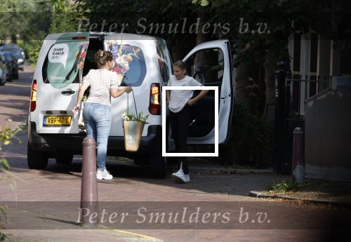 Abcoude 15  september 2023
Er worden bloemen bezorg bij het bhuis van Eva Jinek.
