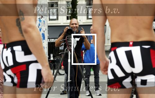 Amsterdam 2 september 2023
Everon Jackson Hooi heeft fotoshoot met zijn ondergoed merk Iamtoro op Leidseplein in het centrum van Amsterdam.