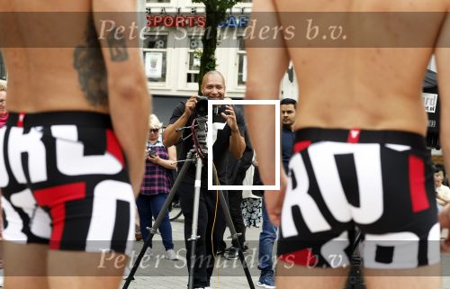 Amsterdam 2 september 2023
Everon Jackson Hooi heeft fotoshoot met zijn ondergoed merk Iamtoro op Leidseplein in het centrum van Amsterdam.