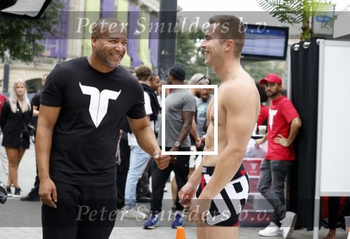 Amsterdam 2 september 2023
Everon Jackson Hooi heeft fotoshoot met zijn ondergoed merk Iamtoro op Leidseplein in het centrum van Amsterdam.