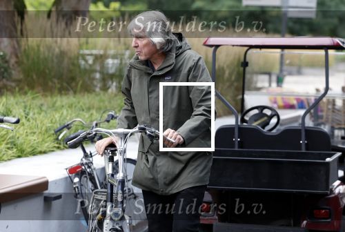 Hilversum 29 augustus 2023
Presentatie nieuwe tv seizoen NPO bij studio 21 op het mediapark. Felix Meurders op de fiets