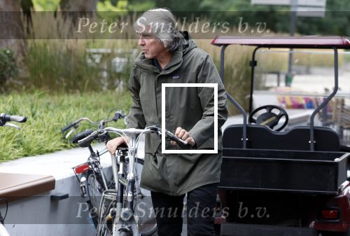 Hilversum 29 augustus 2023
Presentatie nieuwe tv seizoen NPO bij studio 21 op het mediapark. Felix Meurders op de fiets
