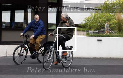 Hilversum 29 augustus 2023
Presentatie nieuwe tv seizoen NPO bij studio 21 op het mediapark. Felix Meurders op de fiets
